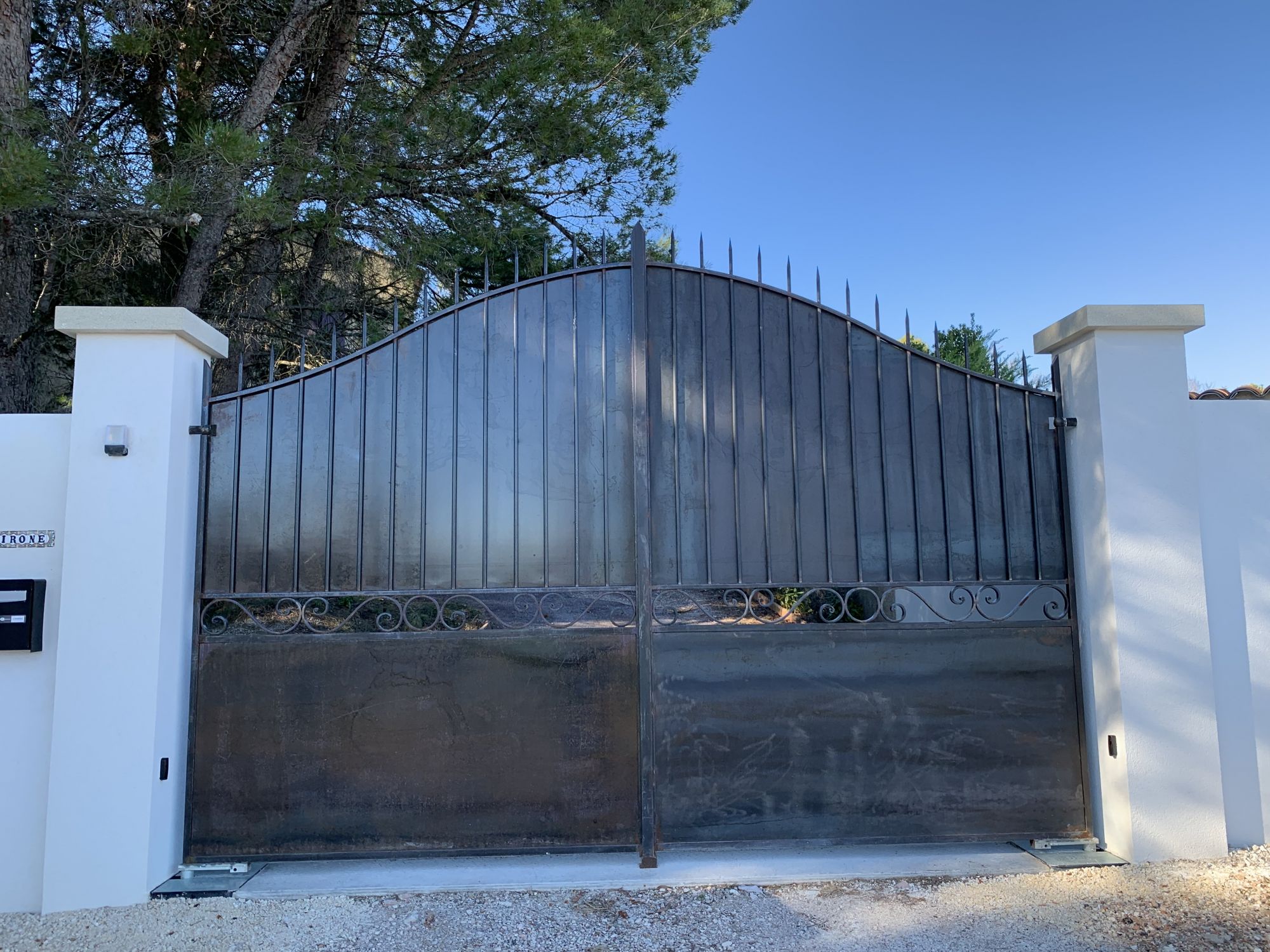 Portails et portillon à Célony près d'Aix-en-Provence